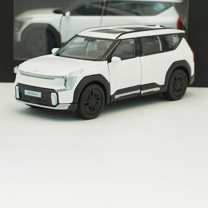 KIA EV9 1:38 Diecast Model in White 2 KIA EV9 1:38 Diecast Model in White - Image 2