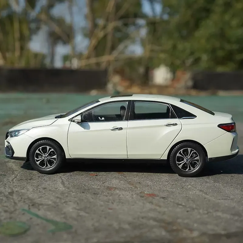 1:18 Dongfeng Venucia D60EV Diecast Model 3 1:18 Dongfeng Venucia D60EV Diecast Model - Image 3