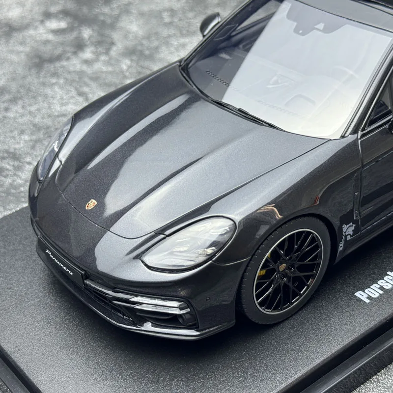 Porsche Panamera Turbo S 1:18 Die-Cast Model 6 Porsche Panamera Turbo S 1:18 Die-Cast Model - Image 6