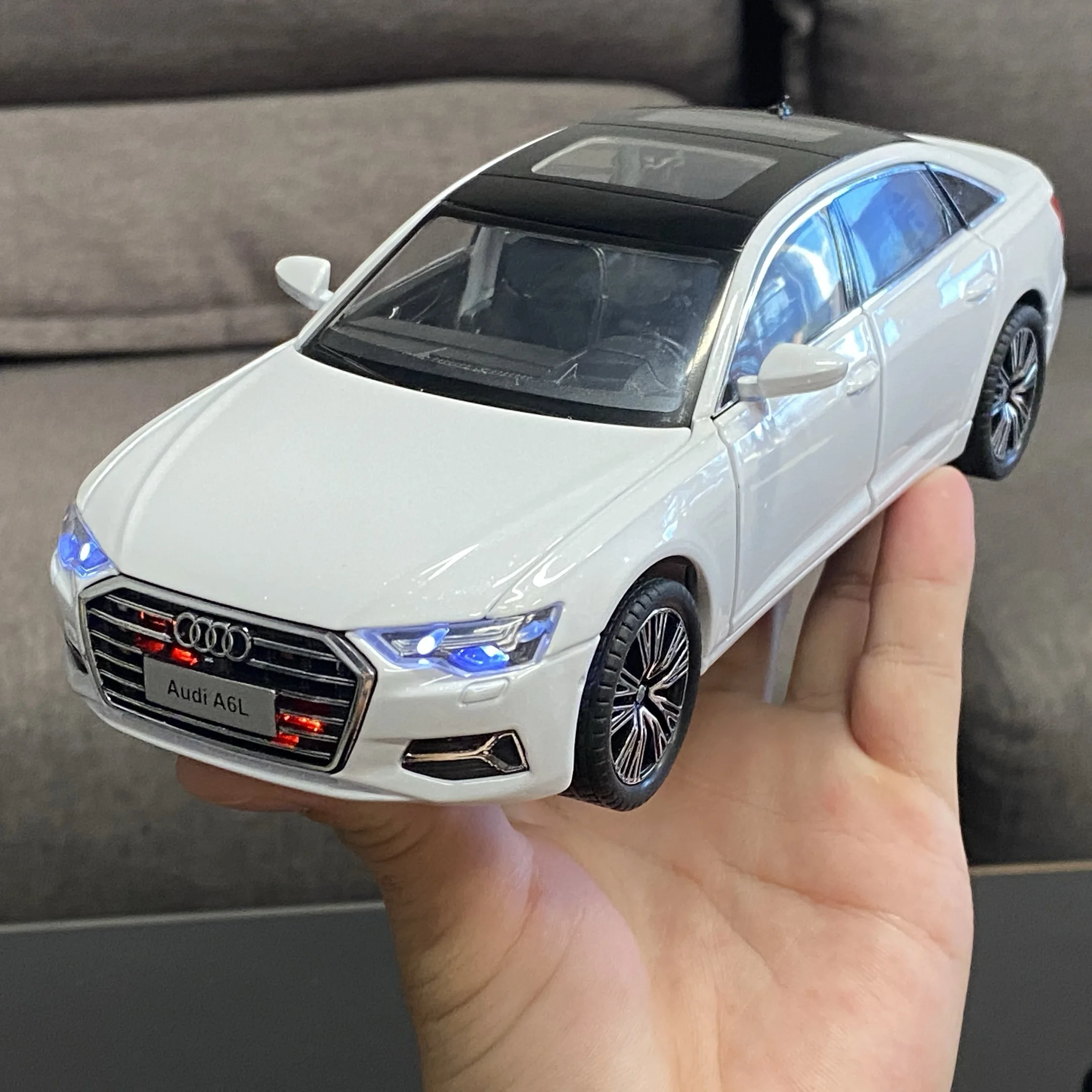 1:24 Audi A6L Quattro Diecast Model Car 6 1:24 Audi A6L Quattro Diecast Model Car - Image 6