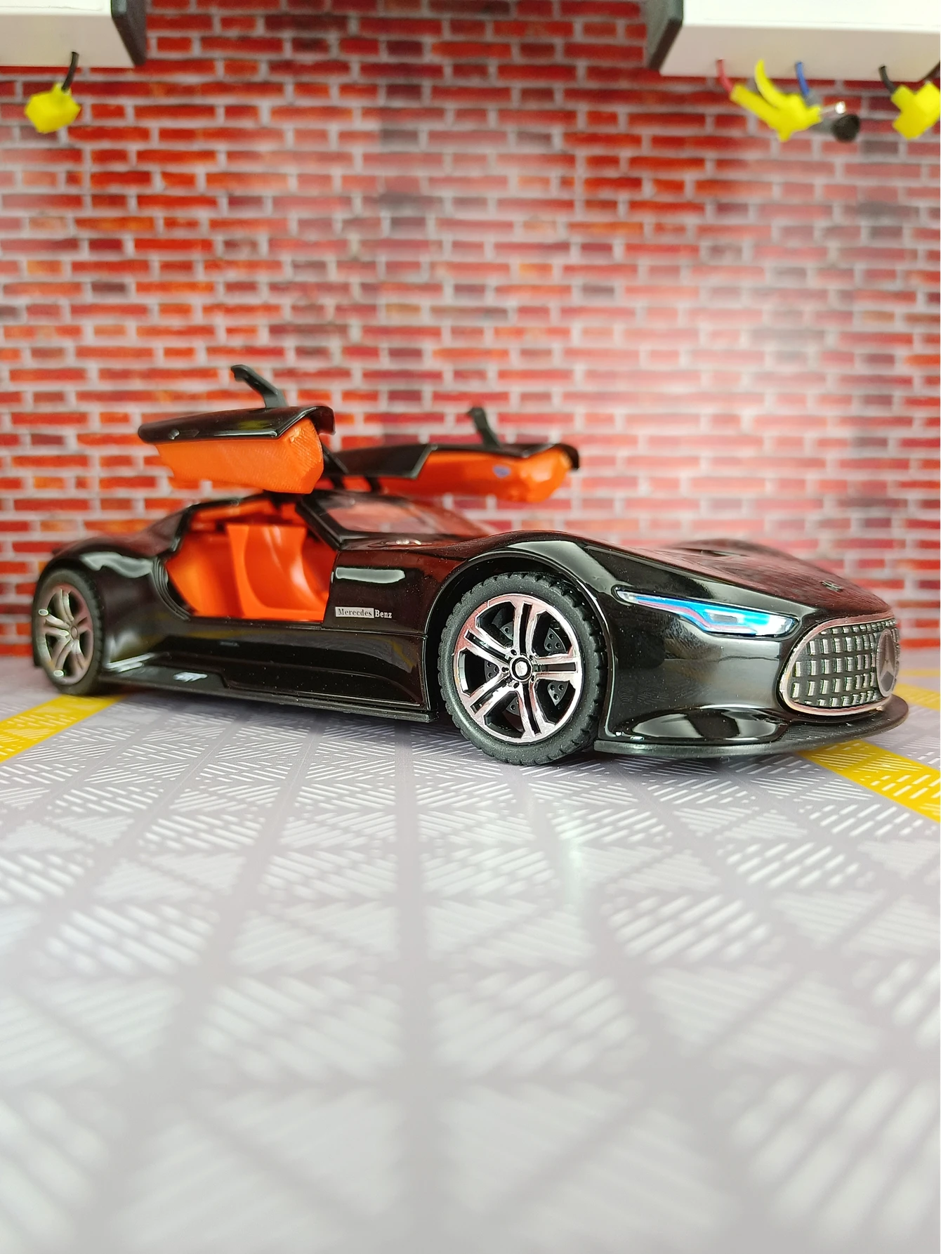 Mercedes-Benz AMG Vision GT 1:24 Diecast Model 3 Mercedes-Benz AMG Vision GT 1:24 Diecast Model - Image 3