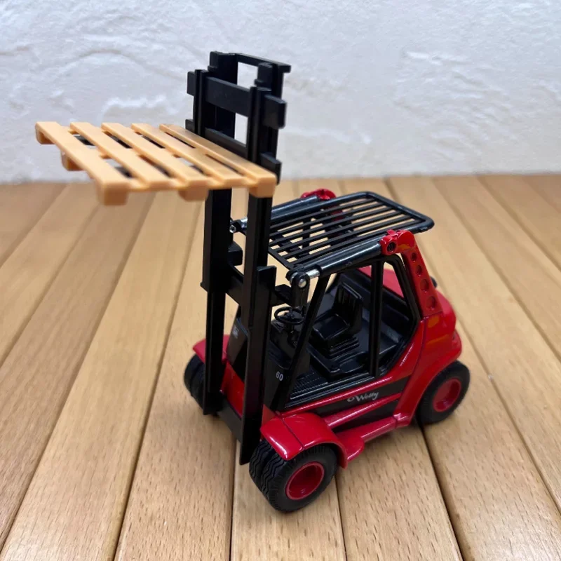Die-Cast Forklift Loading Truck for Collectors 4 Die-Cast Forklift Loading Truck for Collectors - Image 4