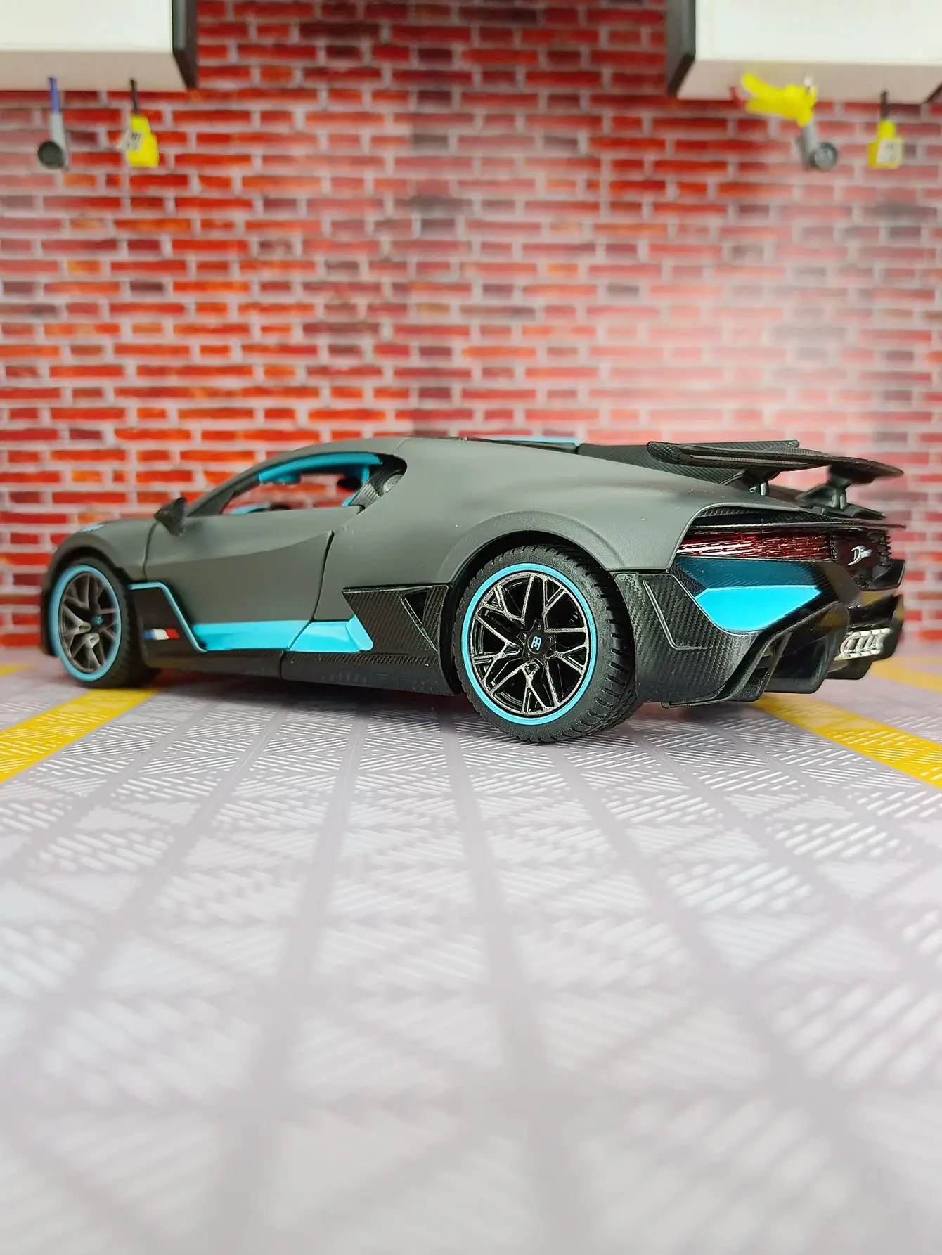 Bugatti Divo 1:24 Scale Diecast Model 3 Bugatti Divo 1:24 Scale Diecast Model - Image 3