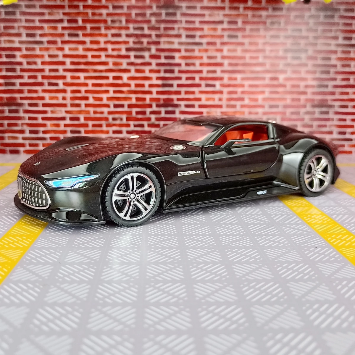 Mercedes-Benz AMG Vision GT 1:24 Diecast Model 8 Mercedes-Benz AMG Vision GT 1:24 Diecast Model - Image 8