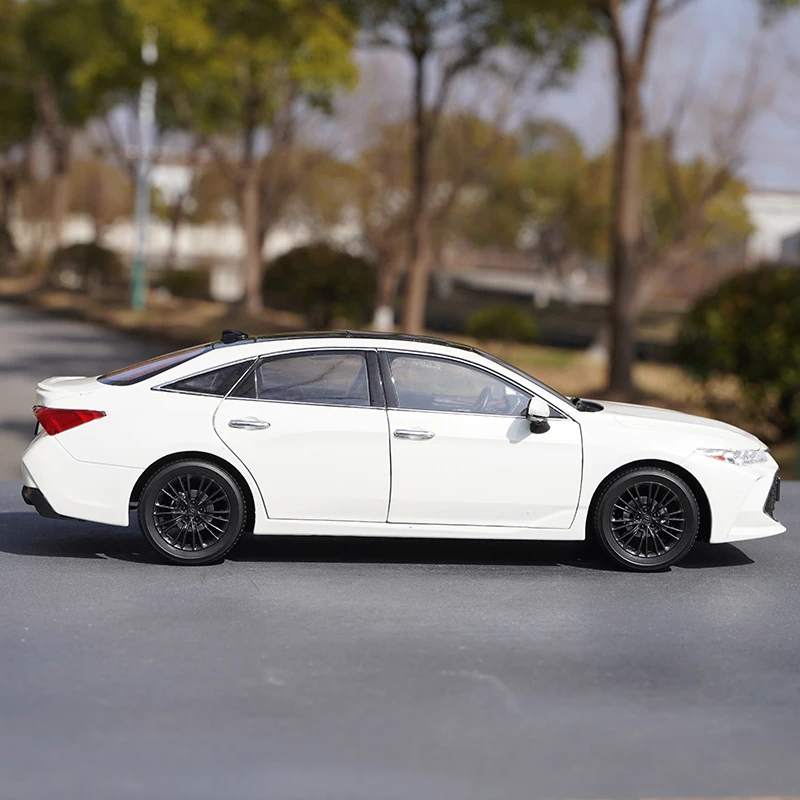 Toyota Avalon Asian Dragon 1:18 Diecast Model 3 Toyota Avalon Asian Dragon 1:18 Diecast Model - Image 3