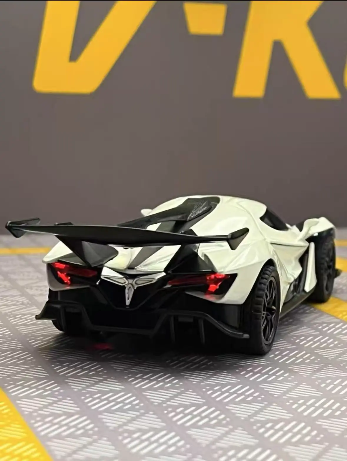 1:32 Apollo IE Diecast Model for Collectors 3 1:32 Apollo IE Diecast Model for Collectors - Image 3