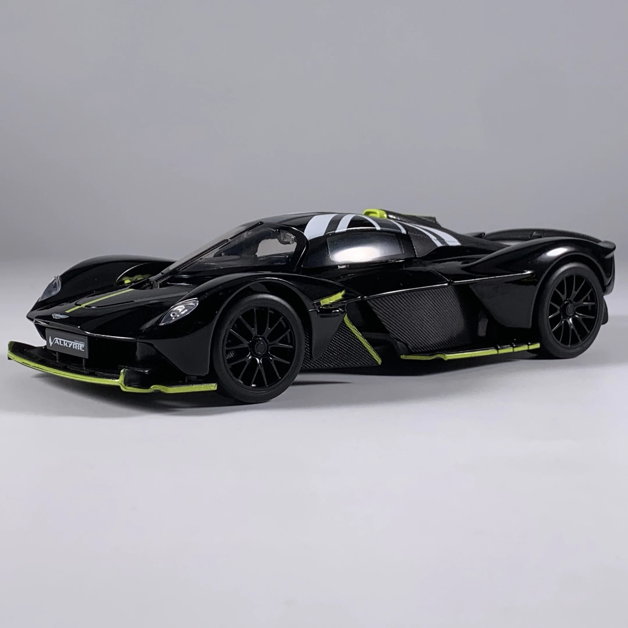 Aston Martin Valkyrie 1:24 Diecast Model Car 8 Aston Martin Valkyrie 1:24 Diecast Model Car - Image 8