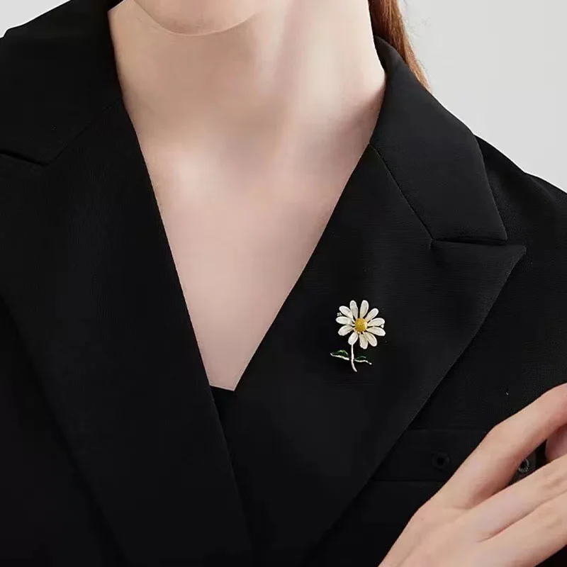 Elegant Daisy Flower Brooch for Women 4 Elegant Daisy Flower Brooch for Women - Image 4
