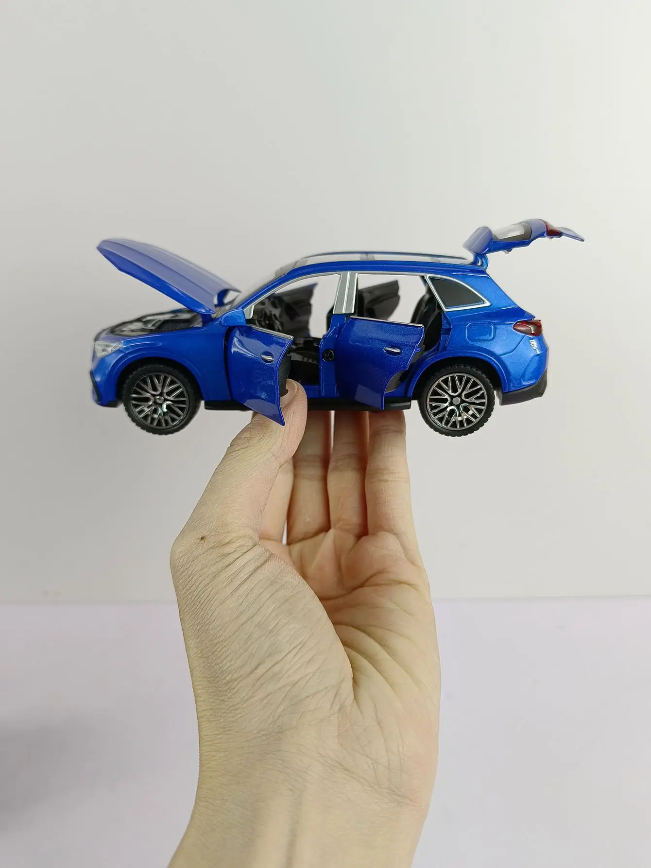 Mercedes-Benz GLC400 1:32 Diecast Model Car 6 Mercedes-Benz GLC400 1:32 Diecast Model Car - Image 6
