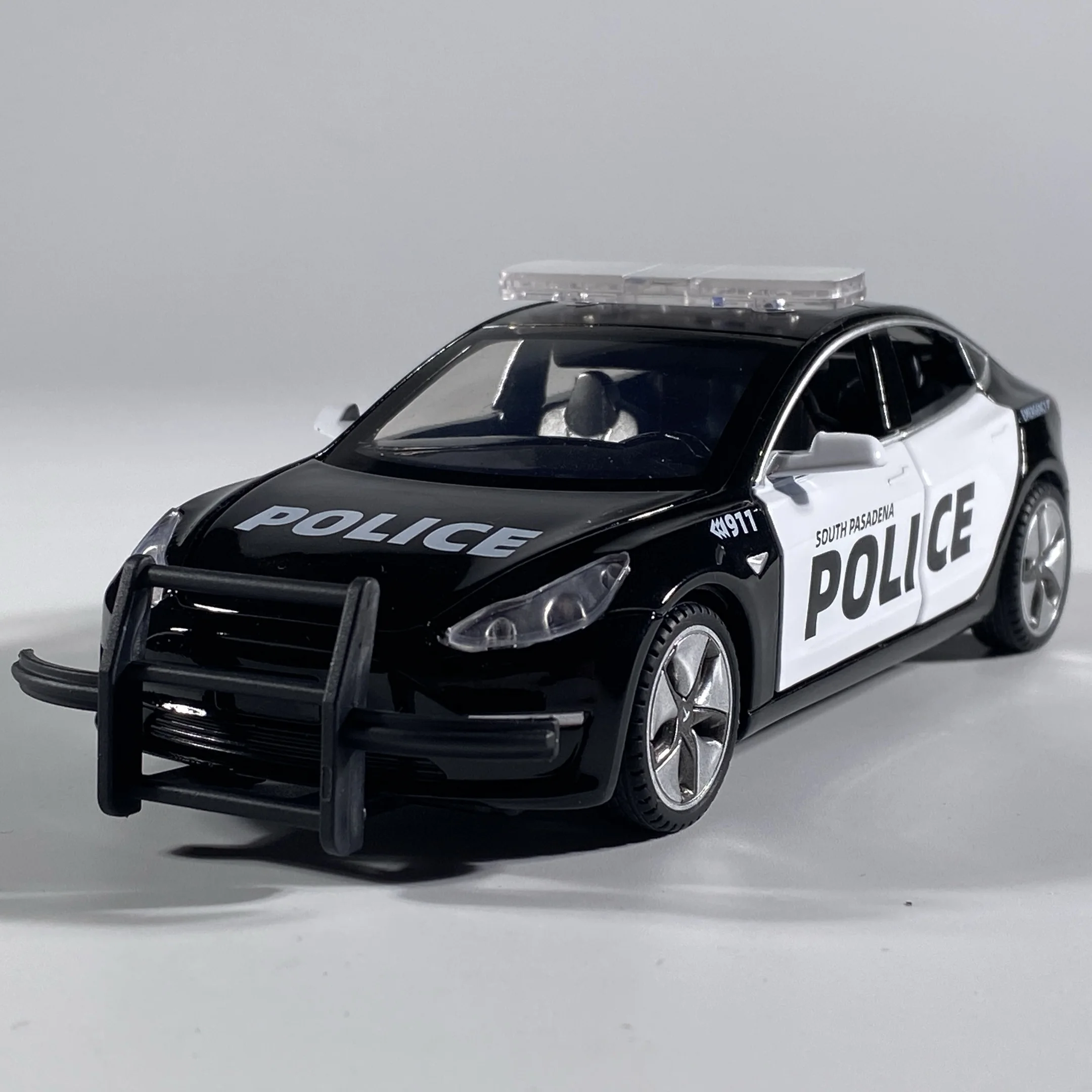 1:32 Scale Police Model Car with Lights 3 1:32 Scale Police Model Car with Lights - Image 3