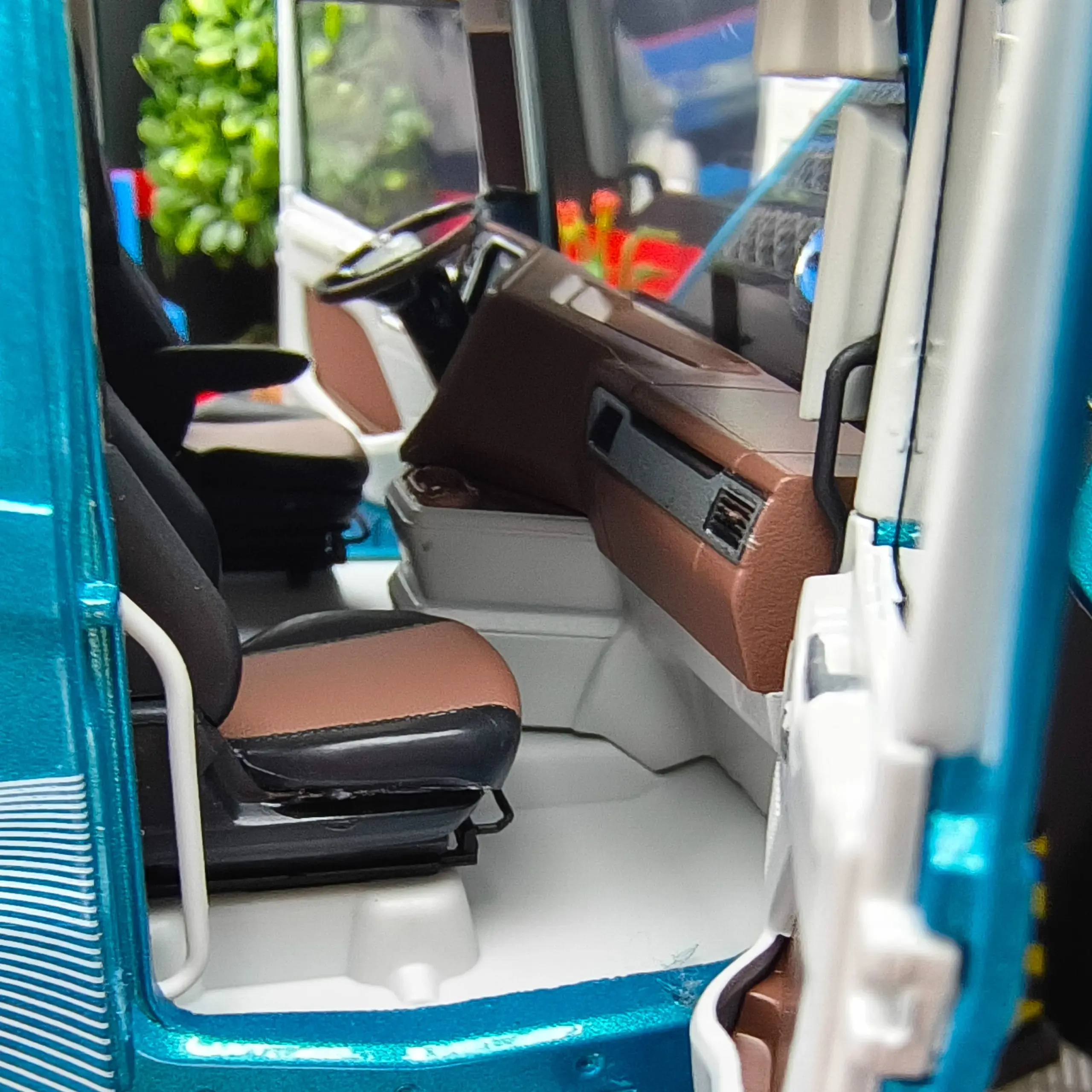 1:24 Scale Jiefang J7 Energy Truck Model 4 1:24 Scale Jiefang J7 Energy Truck Model - Image 4