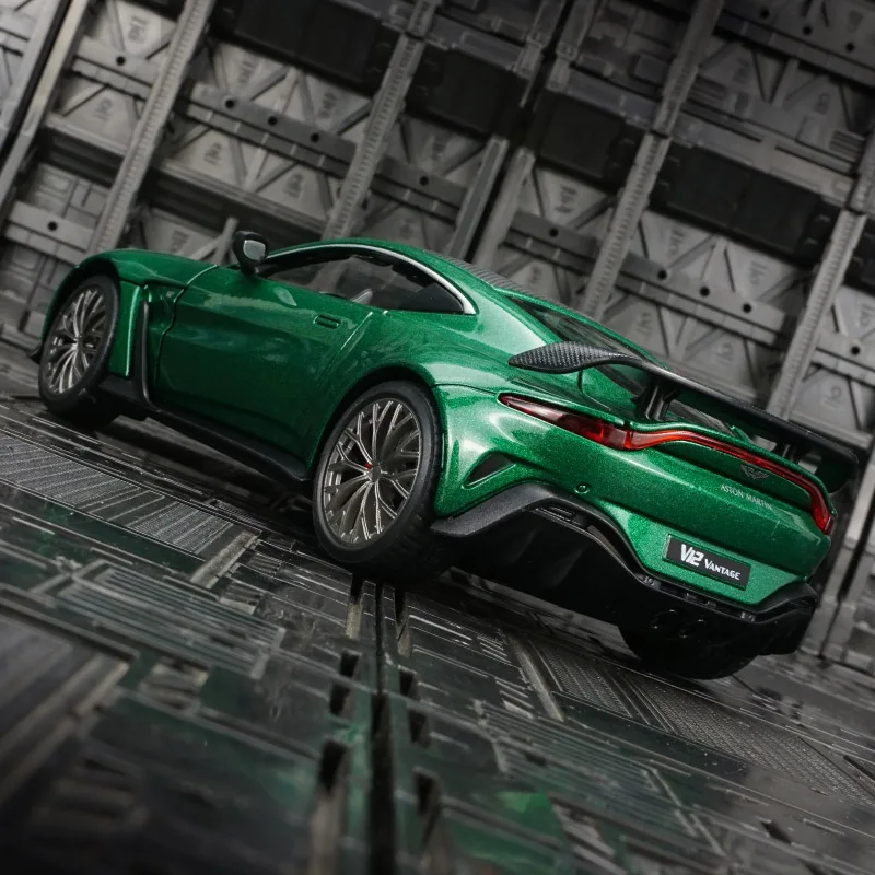 1:24 Scale Diecast Aston Martin Vantage V12 Model 4 1:24 Scale Diecast Aston Martin Vantage V12 Model - Image 4