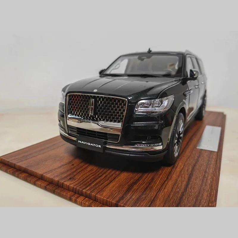 Lincoln Navigator 2023 Diecast Model Collection 3 Lincoln Navigator 2023 Diecast Model Collection - Image 3