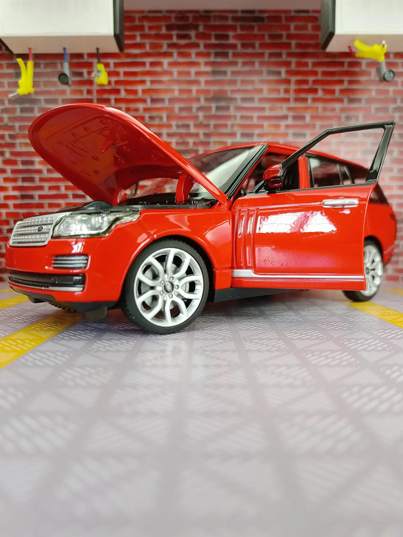 Land Rover Range Rover 1:24 Diecast Model in Black, White, or Red 3 Land Rover Range Rover 1:24 Diecast Model in Black, White, or Red - Image 3