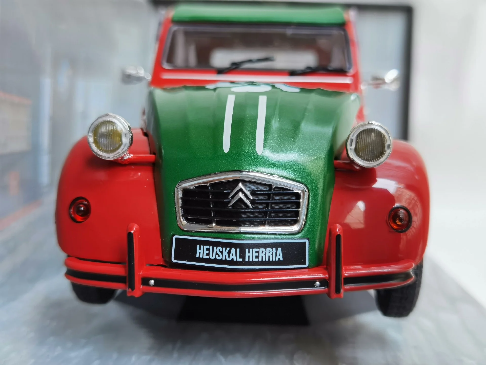 1982 Citroën 2CV6 Diecast Model by SOLIDO 3 1982 Citroën 2CV6 Diecast Model by SOLIDO - Image 3