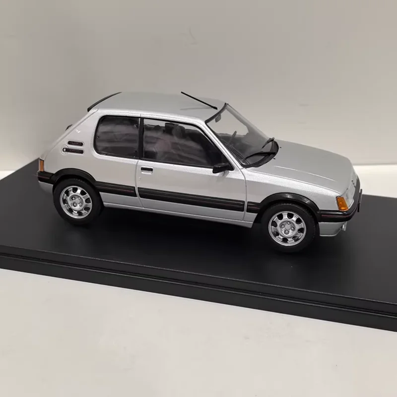 Peugeot 205 GTI 1:24 Scale Die-Cast Model 2 Peugeot 205 GTI 1:24 Scale Die-Cast Model - Image 2