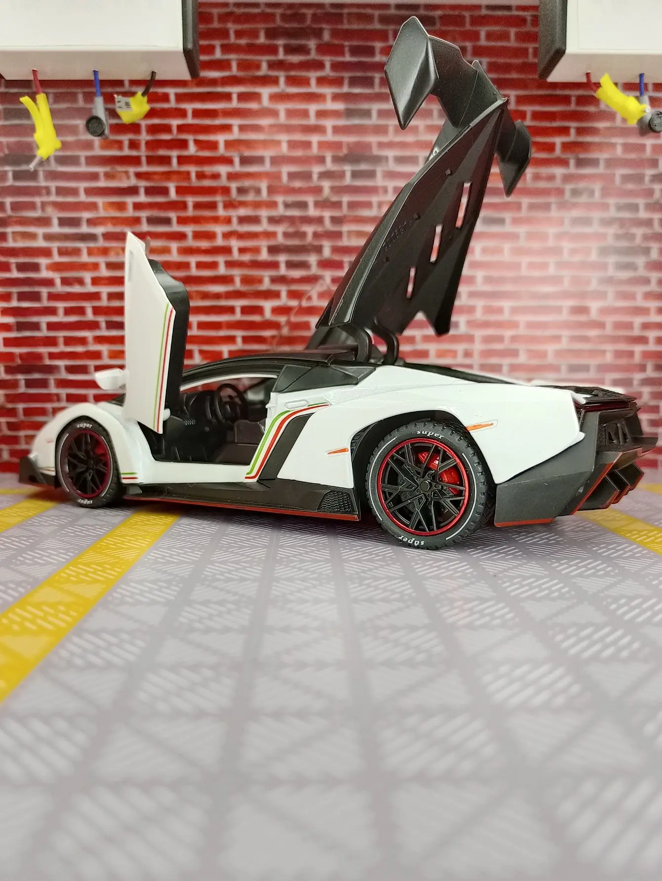 1:24 Lamborghini Veneno Diecast Model 6 1:24 Lamborghini Veneno Diecast Model - Image 6