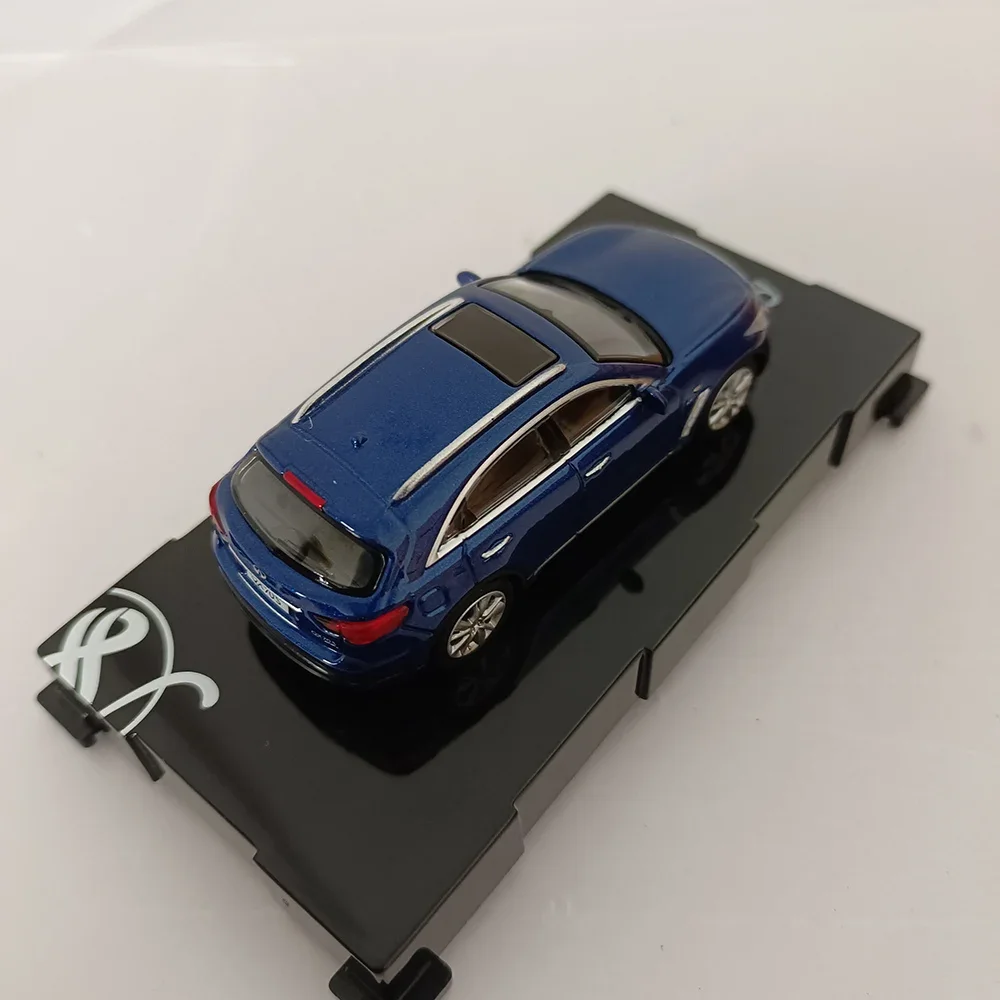 Blue Alloy SUV Model 7.5cm for Collectors 3 Blue Alloy SUV Model 7.5cm for Collectors - Image 3