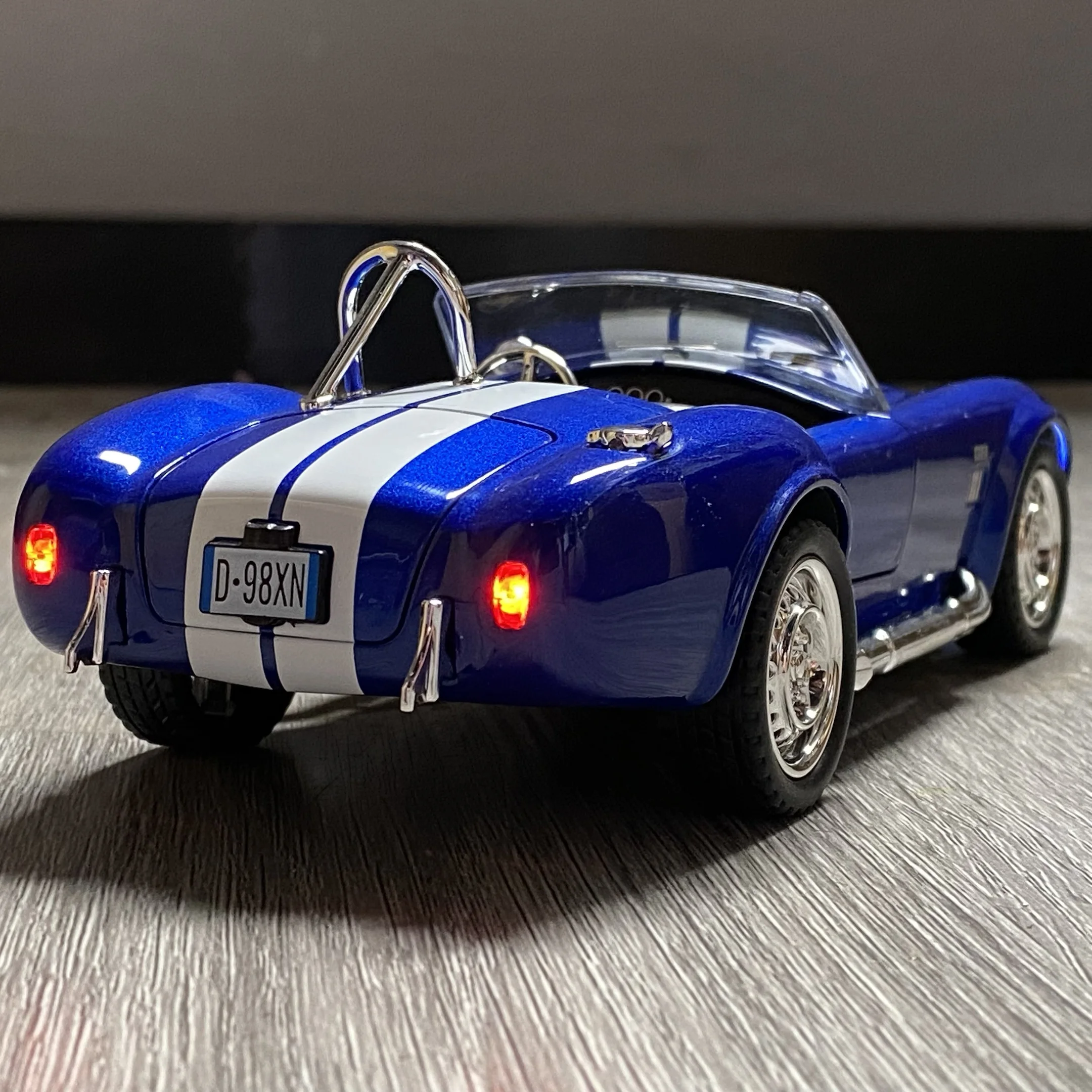 1965 Shelby AC Cobra 1:22 Diecast Model 2 1965 Shelby AC Cobra 1:22 Diecast Model - Image 2