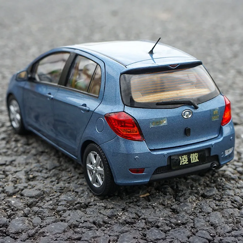 1:18 Metallic Blue Alloy Car Model 2 1:18 Metallic Blue Alloy Car Model - Image 2