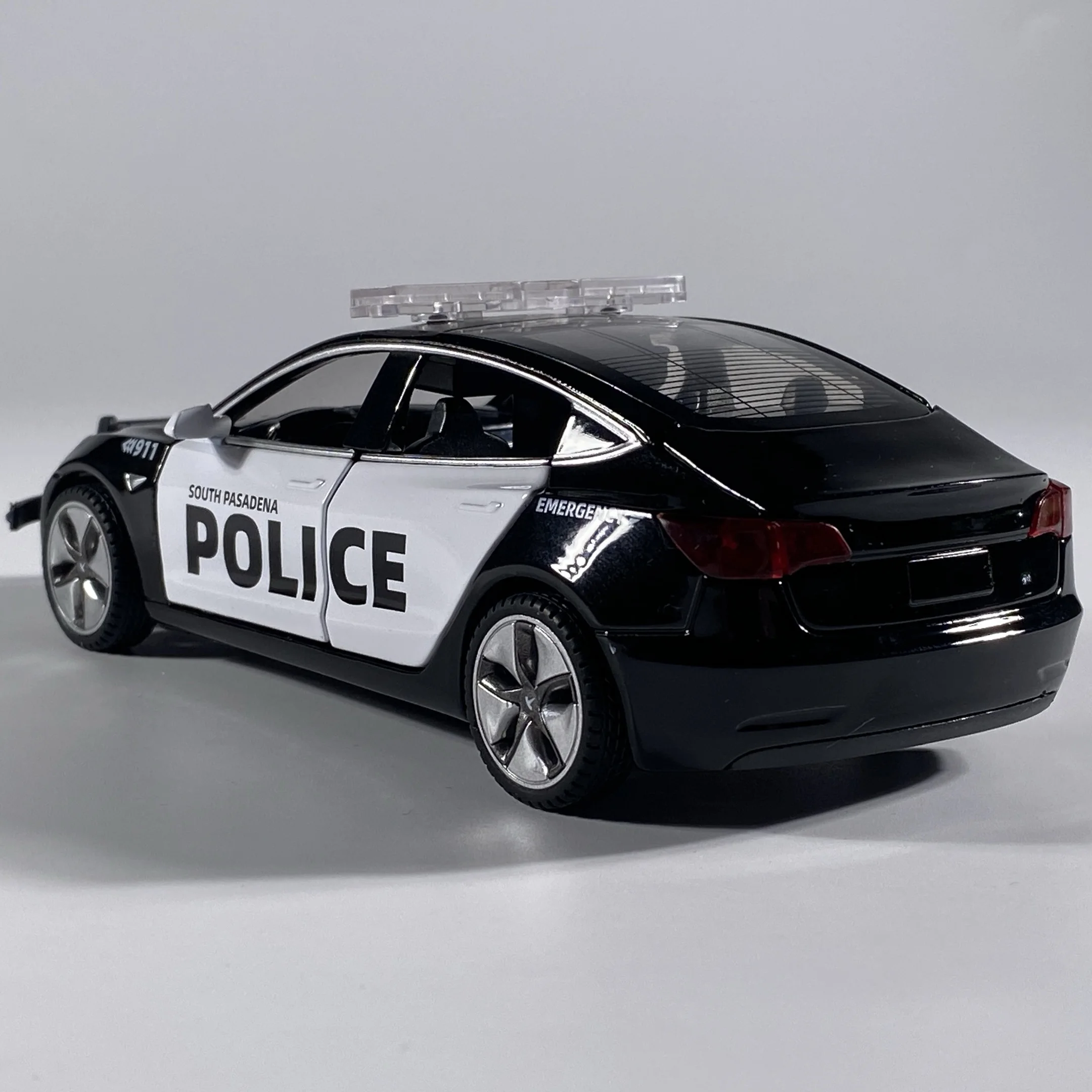 1:32 Scale Police Model Car with Lights 5 1:32 Scale Police Model Car with Lights - Image 5