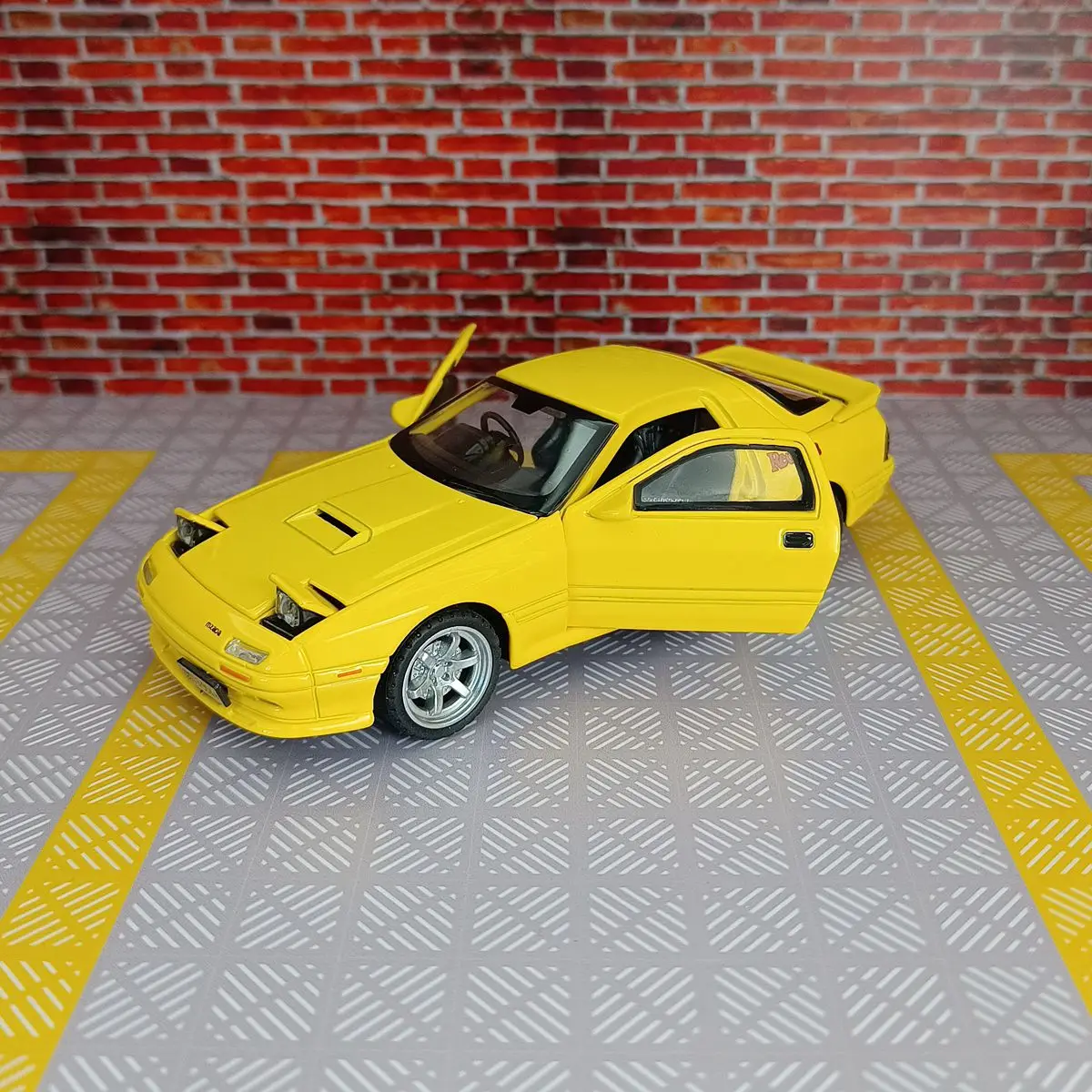 Vibrant Yellow Mazda RX-7 1:32 Diecast Model 9 Vibrant Yellow Mazda RX-7 1:32 Diecast Model - Image 9