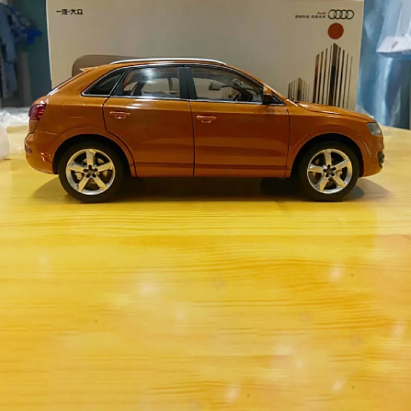 2013 Classic SUV Diecast Model 1:18 Scale 1 2013 Classic SUV Diecast Model 1:18 Scale