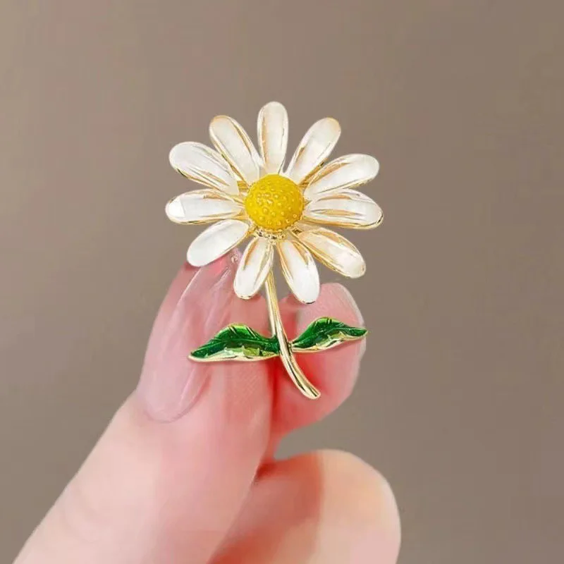 Elegant Daisy Flower Brooch for Women 2 Elegant Daisy Flower Brooch for Women - Image 2