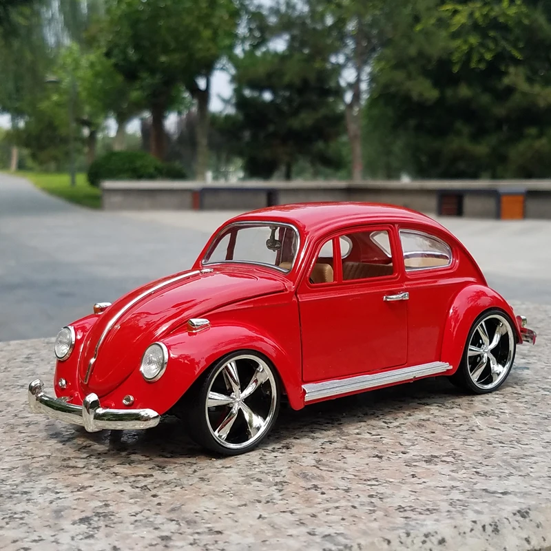 Volkswagen Beetle 1:18 Diecast Model in Red, White & Black 7 Volkswagen Beetle 1:18 Diecast Model in Red, White & Black - Image 7