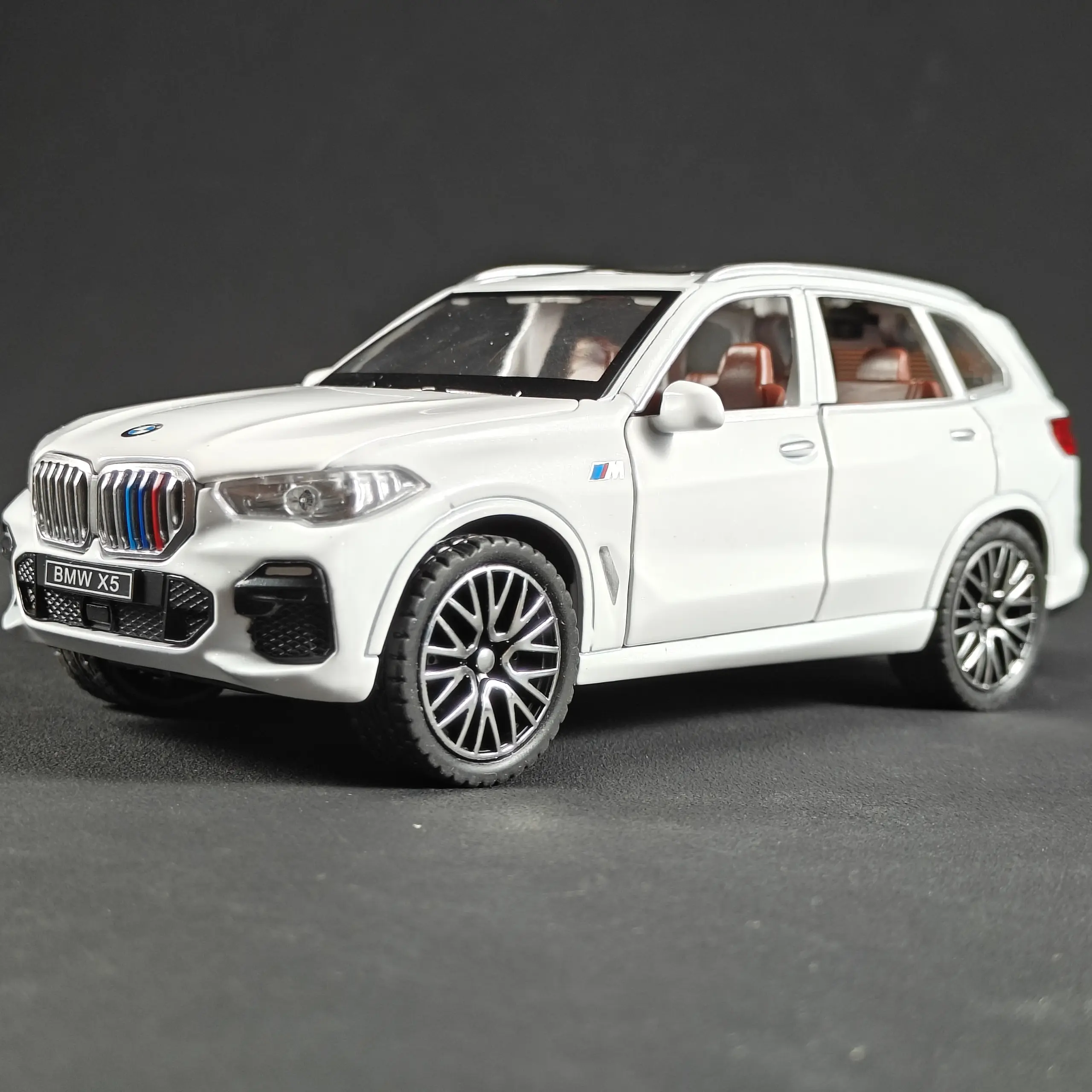 White BMW X5 1/32 Diecast Model 2 White BMW X5 1/32 Diecast Model - Image 2