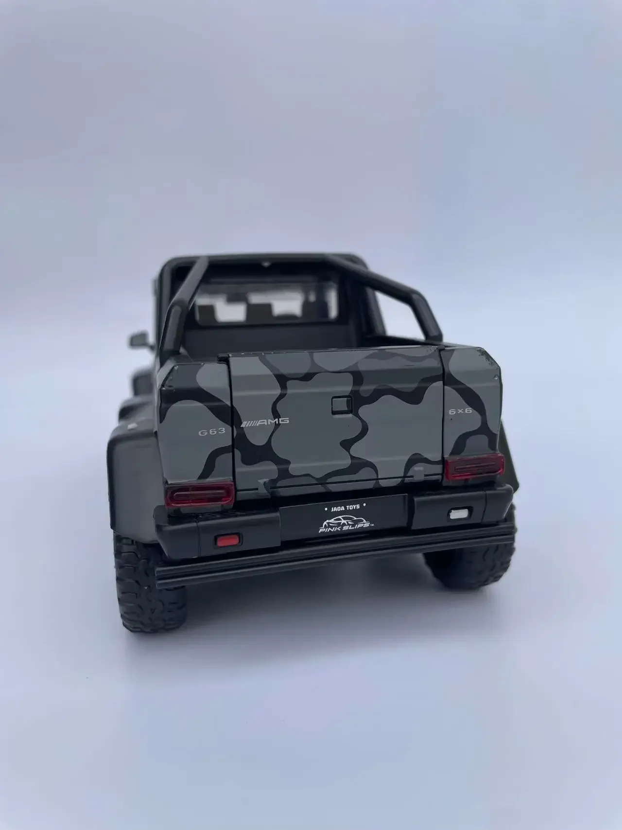 Mercedes-Benz G63 AMG 6x6 Diecast Model 1:24 Scale 5 Mercedes-Benz G63 AMG 6x6 Diecast Model 1:24 Scale - Image 5