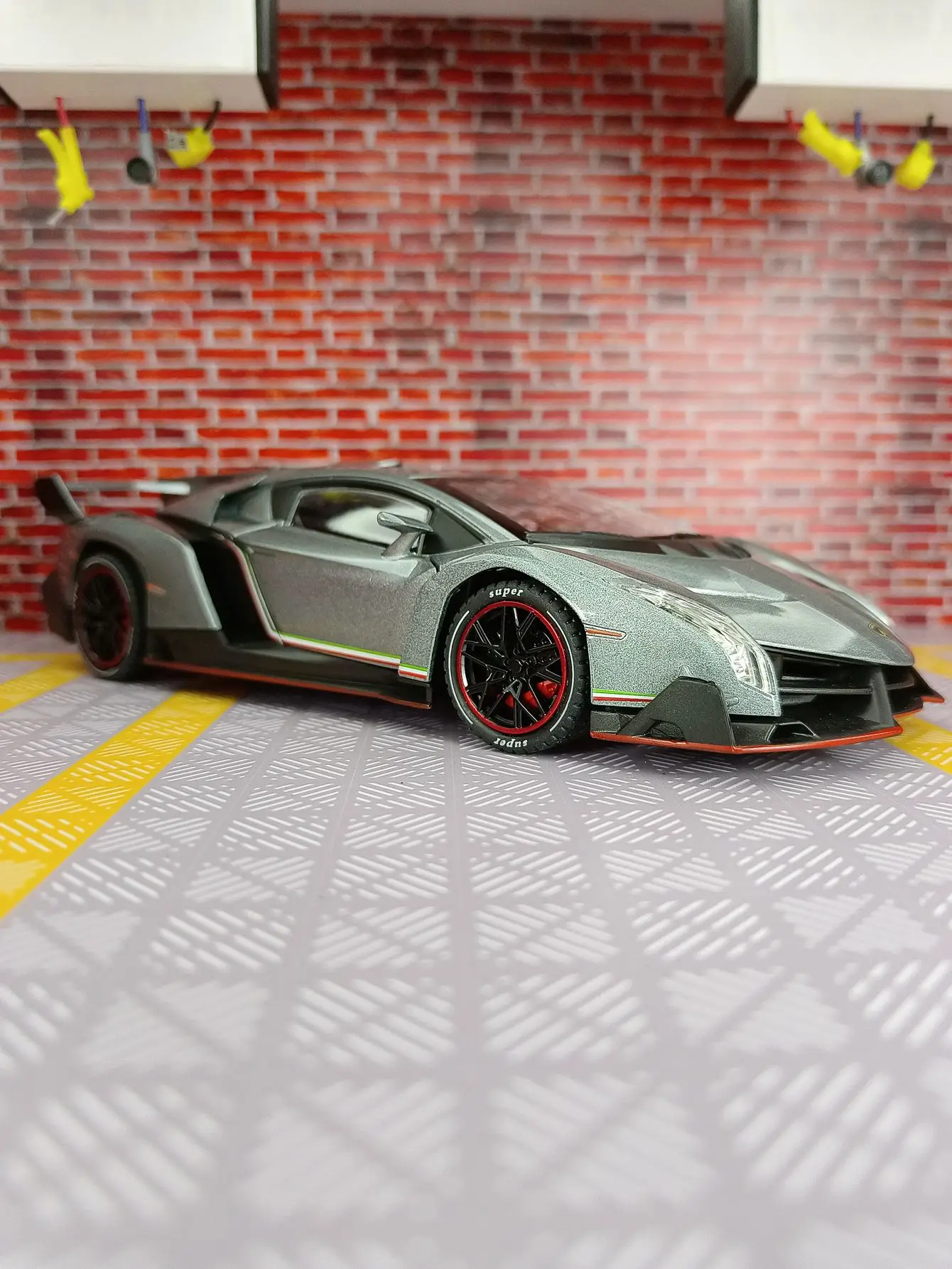 1:24 Lamborghini Veneno Diecast Model 5 1:24 Lamborghini Veneno Diecast Model - Image 5