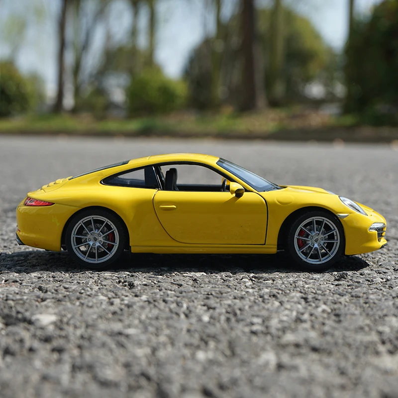 Porsche 911 Carrera S 1:24 Scale Diecast Model 4 Porsche 911 Carrera S 1:24 Scale Diecast Model - Image 4
