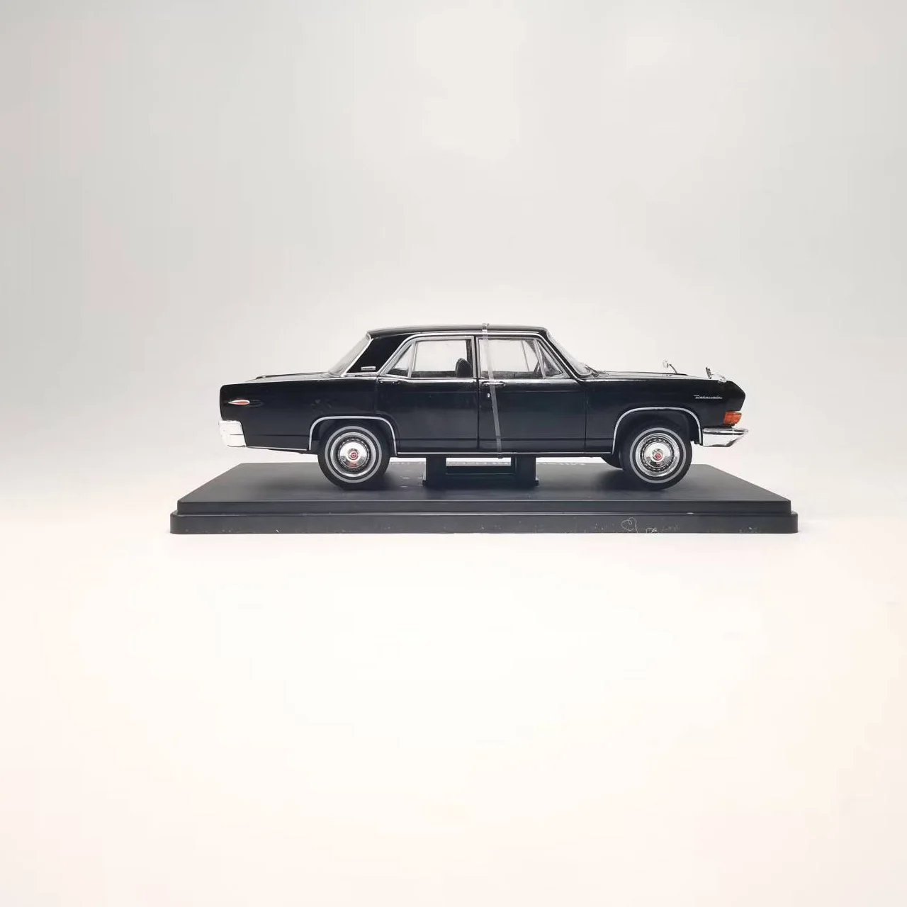 Vintage 1964 Mitsubishi Debonair Model in 1:24 Scale 5 Vintage 1964 Mitsubishi Debonair Model in 1:24 Scale - Image 5