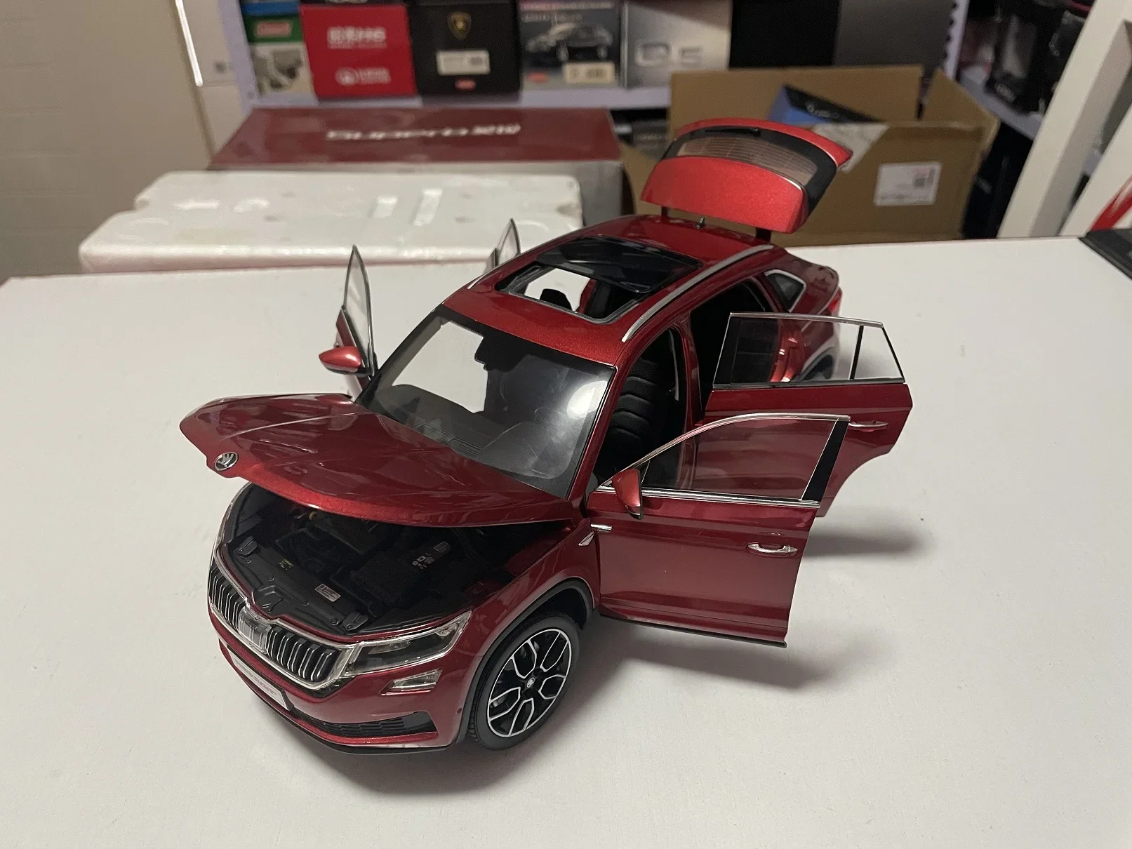 Red Skoda Kodiaq 1:18 Diecast Model Collection 3 Red Skoda Kodiaq 1:18 Diecast Model Collection - Image 3