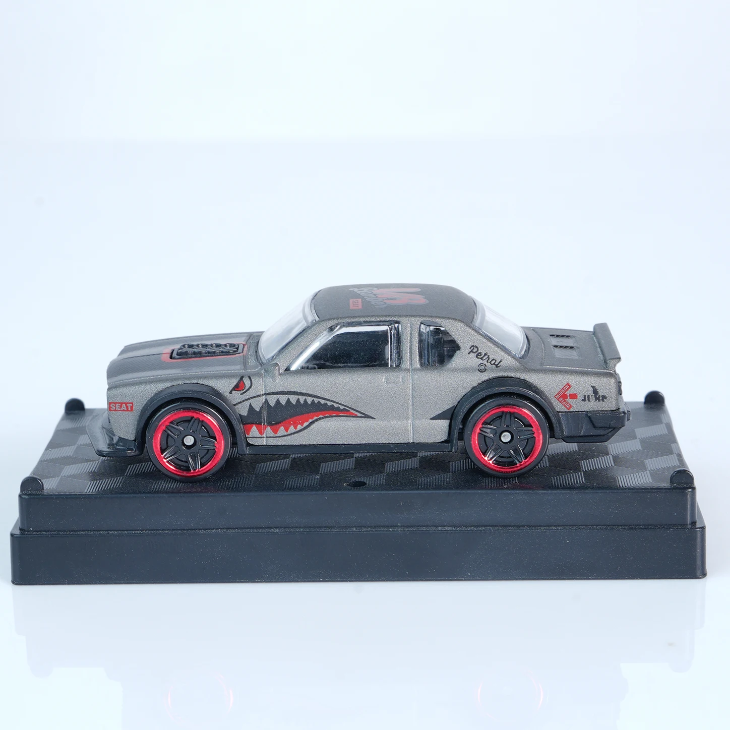 1:64 Shark-Speed Die-Cast Racing Car 2 1:64 Shark-Speed Die-Cast Racing Car - Image 2