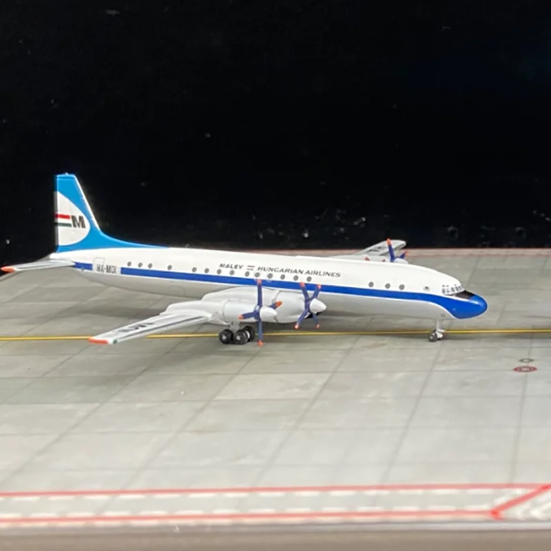 Ilyushin Il-18 Malév Airline Model 1:400 Scale 3 Ilyushin Il-18 Malév Airline Model 1:400 Scale - Image 3