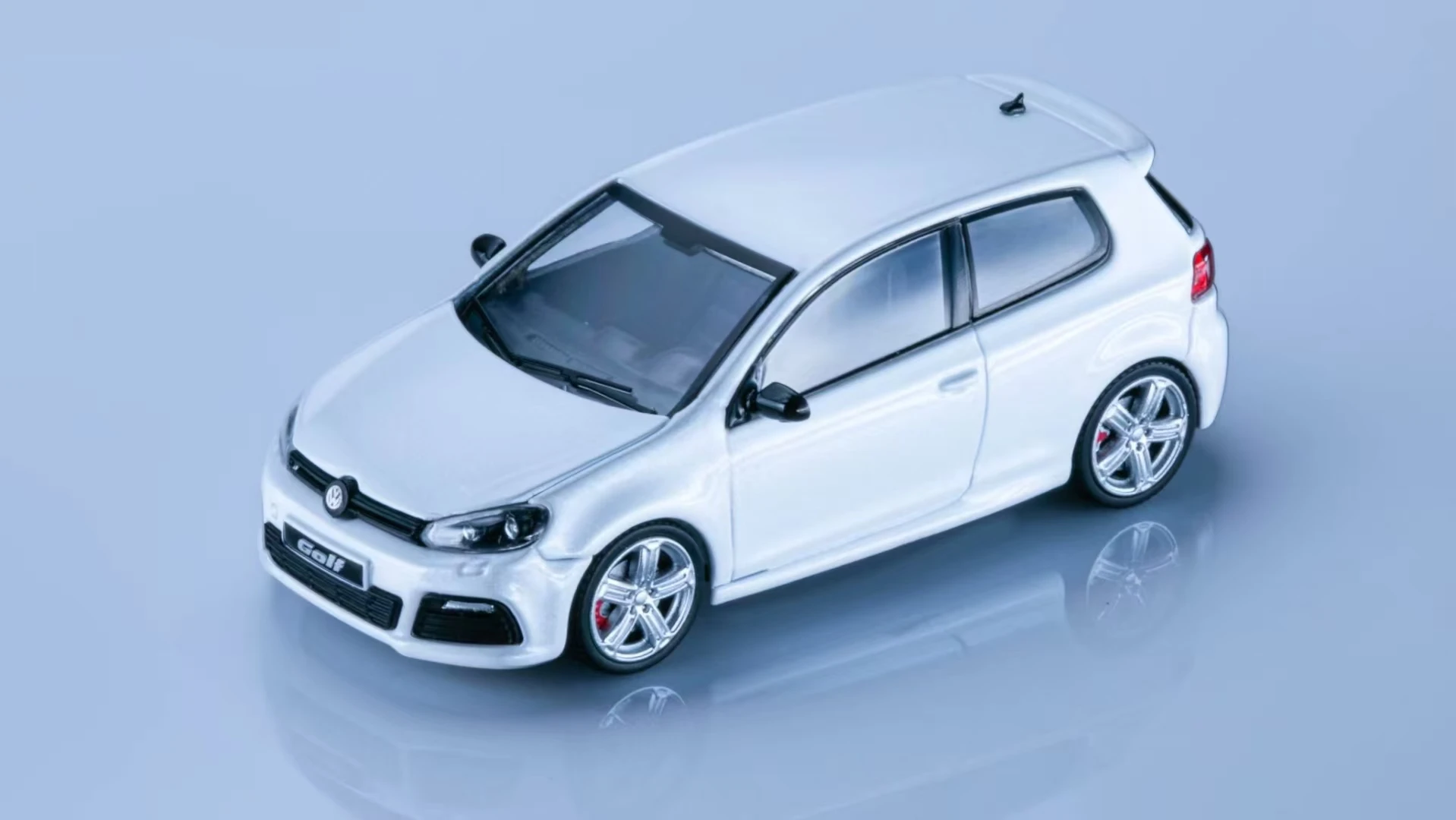 Maxwell 1:64 Alloy Model Car in Four Finishes 3 Maxwell 1:64 Alloy Model Car in Four Finishes - Image 3