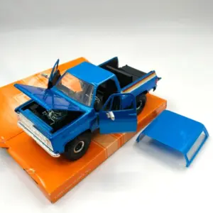Vibrant Blue 1:24 Chevrolet Blazer Diecast Model 10 S9d9753f5408d4c829af6b384012942e7p