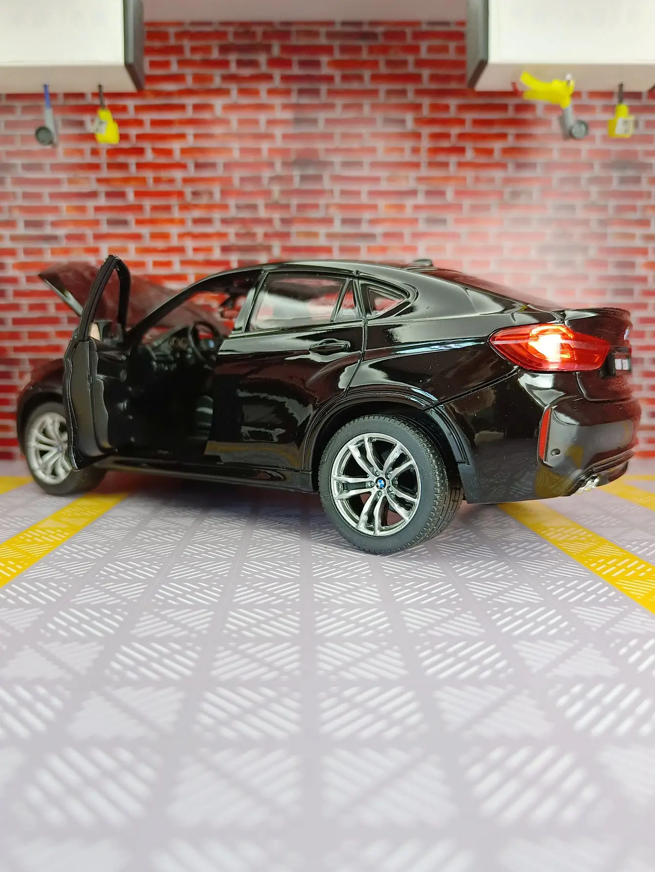 Rastar 1/24 BMW X6M Coupe Diecast Model 5 Rastar 1/24 BMW X6M Coupe Diecast Model - Image 5