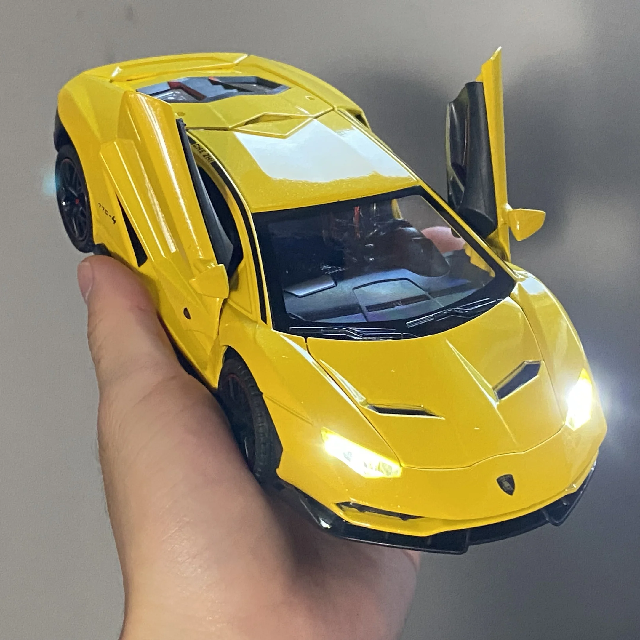 1:24 Scale Diecast Sports Car Model in Bright Colors 3 1:24 Scale Diecast Sports Car Model in Bright Colors - Image 3