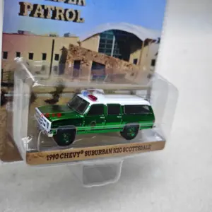 Greenlight 1:64 Chevy Suburban K20 Scottsdale Model 5 S9f0987f3f5ef473b88e0cbd7cc5a3218w