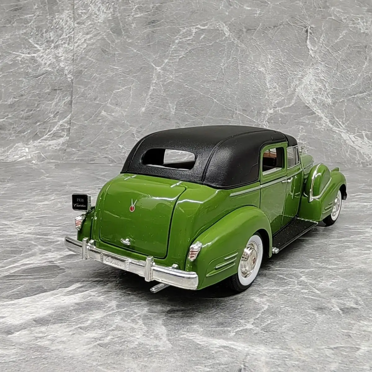 1938 Fleetwood Scale Model Collectible 3 1938 Fleetwood Scale Model Collectible - Image 3