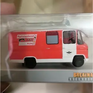 Vibrant Red 1/87 Scale Diecast Car Model 13 S9f55251871834b06b21afb6af0f4c74en