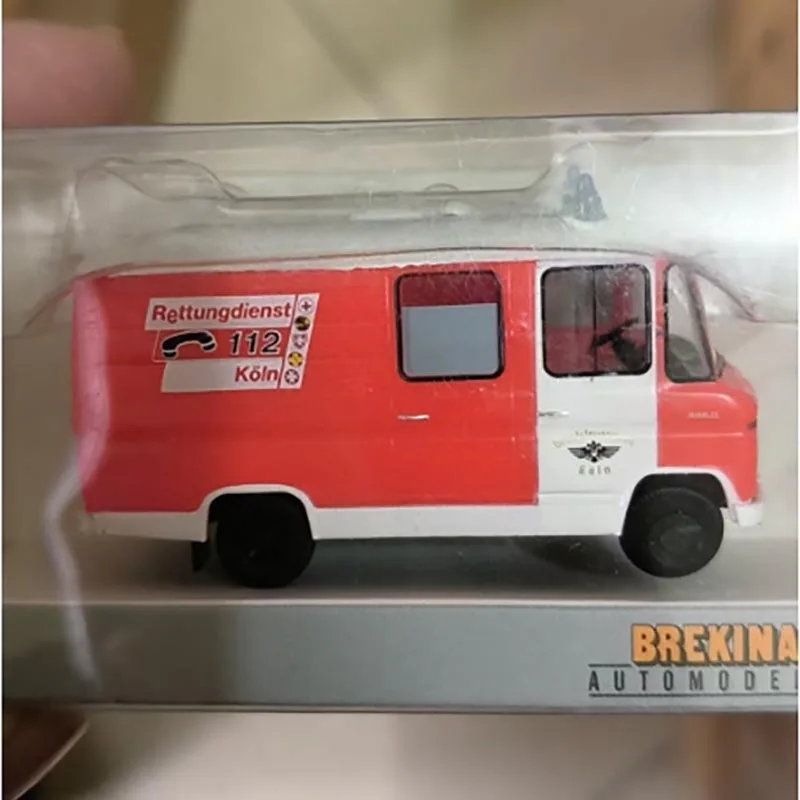 Vibrant Red 1/87 Scale Diecast Car Model 7 Vibrant Red 1/87 Scale Diecast Car Model - Image 7