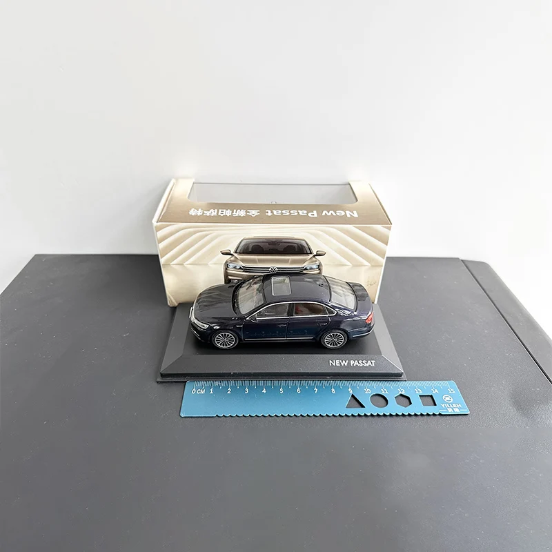 2017 Volkswagen Passat 1:43 Diecast Model 2 2017 Volkswagen Passat 1:43 Diecast Model - Image 2