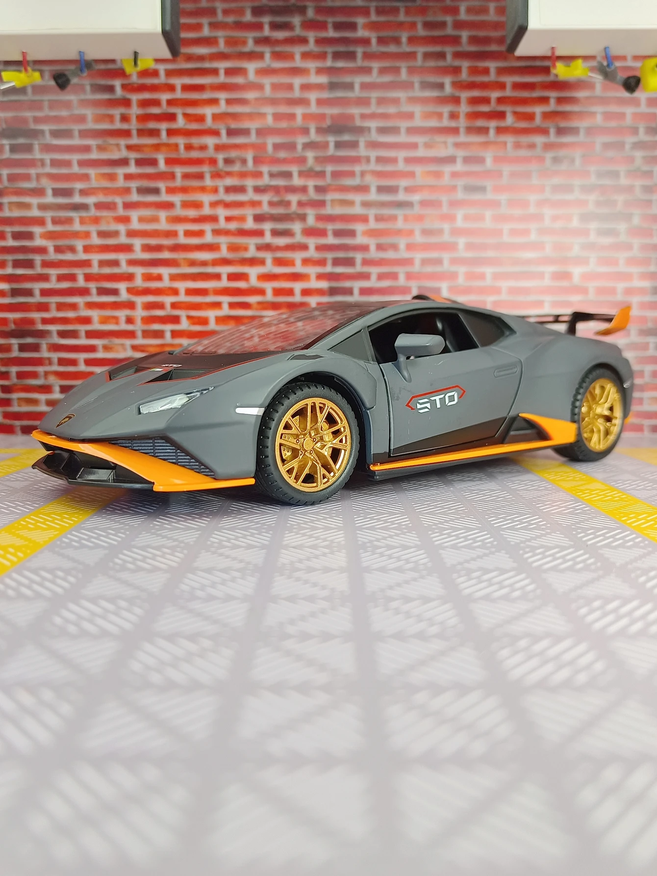 1:24 Lamborghini Huracan STO Diecast Model 5 1:24 Lamborghini Huracan STO Diecast Model - Image 5