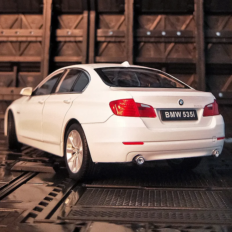 BMW 535i Scale Diecast Model - 1:24 Replica 2 BMW 535i Scale Diecast Model - 1:24 Replica - Image 2