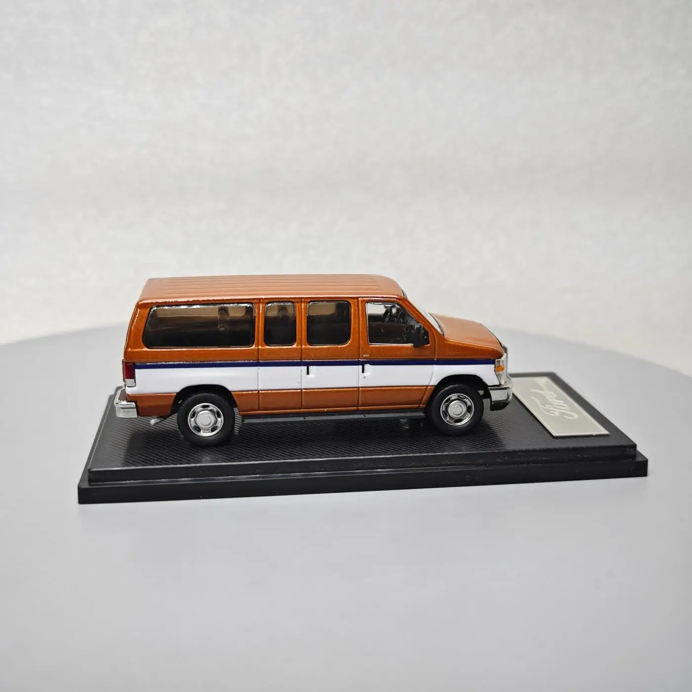 1:64 Ford E350 Van Diecast Model Collectible 3 1:64 Ford E350 Van Diecast Model Collectible - Image 3