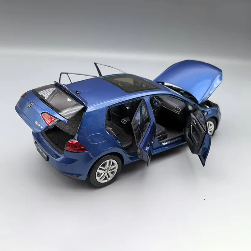 1:18 Scale Golf 7 Alloy Car Model 4 1:18 Scale Golf 7 Alloy Car Model - Image 4